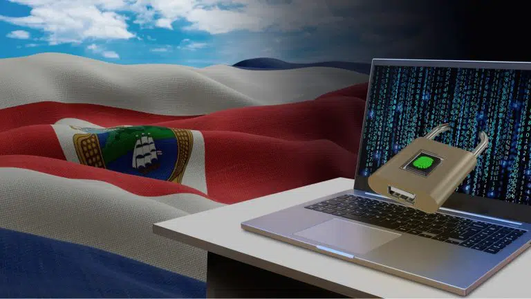 Bandeira da Costa Rica ao lado de computador infectado por malware e travado