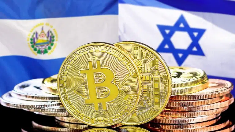Bandeiras de El Salvador e Israel ao fundo com Bitcoin na frente