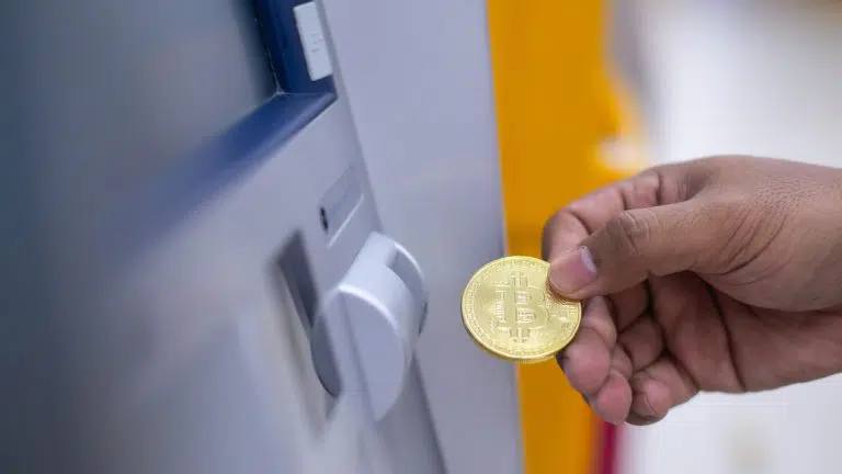 Bitcoin próximo de caixa eletrônico