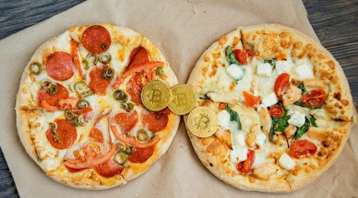 Bitcoin em cima de pizza