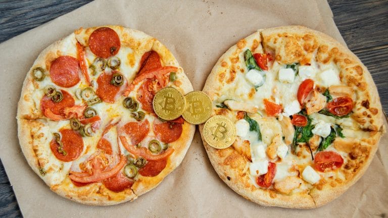 Bitcoin em cima de pizza