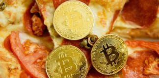 Bitcoins sobre pizza