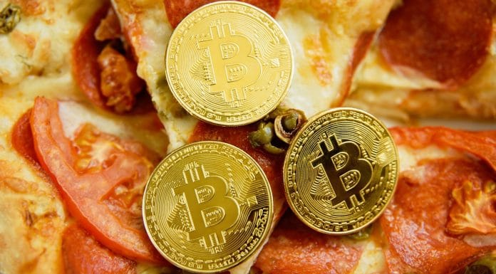 Bitcoins sobre pizza