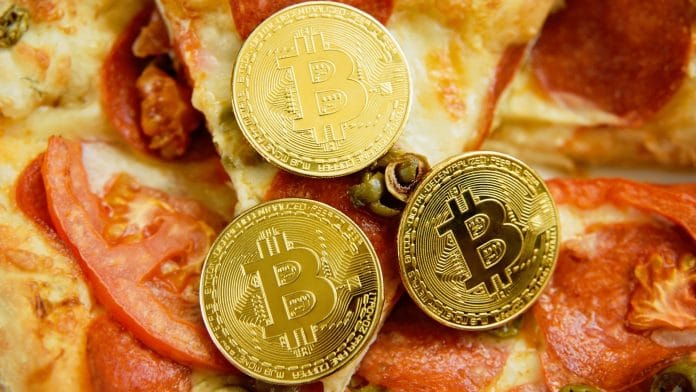 Bitcoins sobre pizza