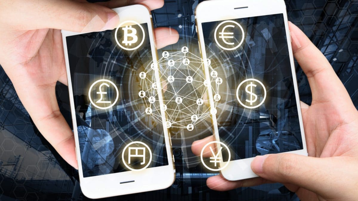 Celulares realizando transações de pagamento com criptomoedas