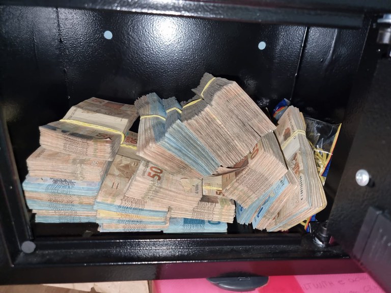 Safe with cash seized by the PF in Operation Quéfren