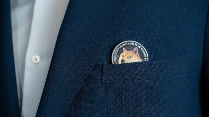 Criptomoeda Dogecoin no bolso de terno