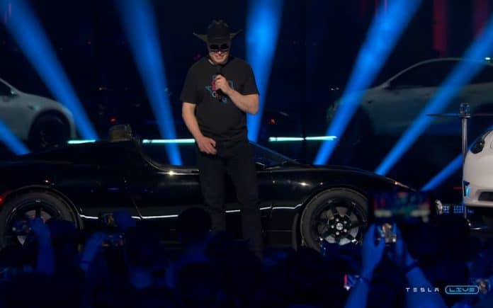 Elon Musk rindo durante evento da Tesla