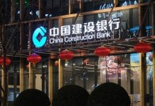 Exterior do banco chinês China Construction Bank Corporation (CCB) à noite