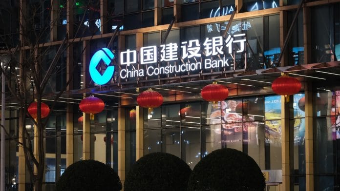 Exterior do banco chinês China Construction Bank Corporation (CCB) à noite