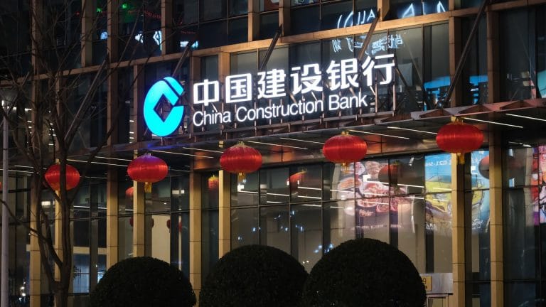 Exterior do banco chinês China Construction Bank Corporation (CCB) à noite