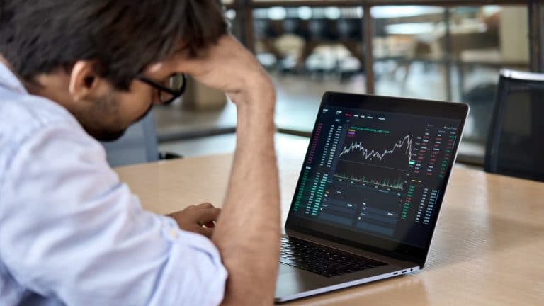 Investidor estressado com negociação de criptomoedas em corretora