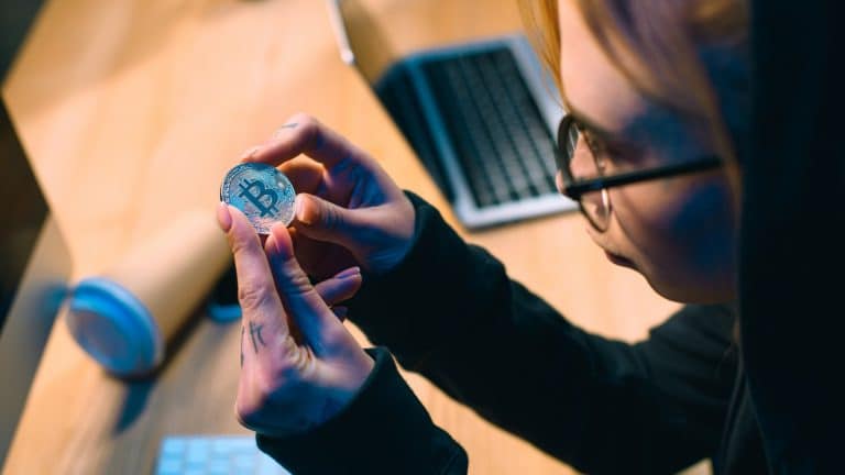 Jovem mulher segurando bitcoin