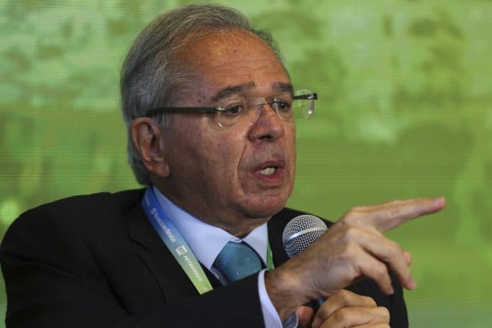 O ministro da Economia, Paulo Guedes, discursa durante congresso Mercado Global de Carbono, no Jardim Botânico do Rio de Janeiro, zona sul da cidade.