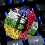 Moeda Bitcoin com bandeira da República Centro-Africana em cima de teclado