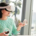 Mulher acessando metaverso com dispositivos