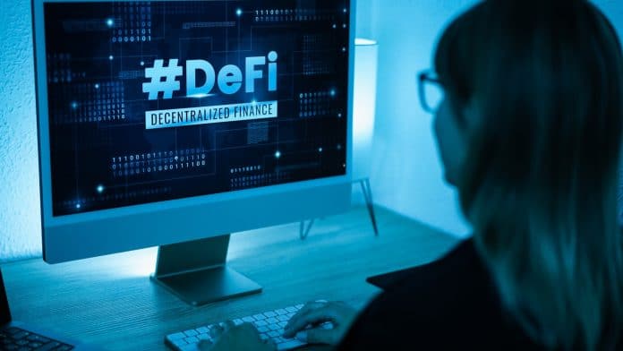 Mulher em empresa olhando para computador com DeFi