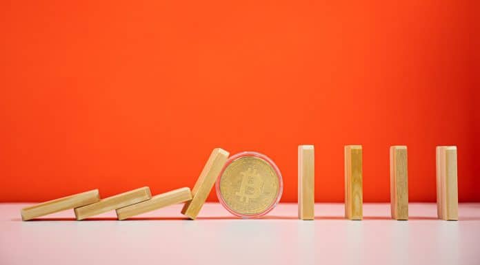 O efeito dominó parado por bitcoin forte em fundo laranja