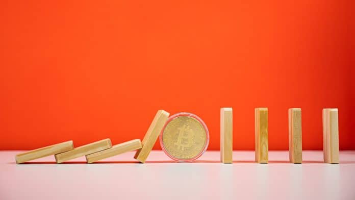 O efeito dominó parado por bitcoin forte em fundo laranja