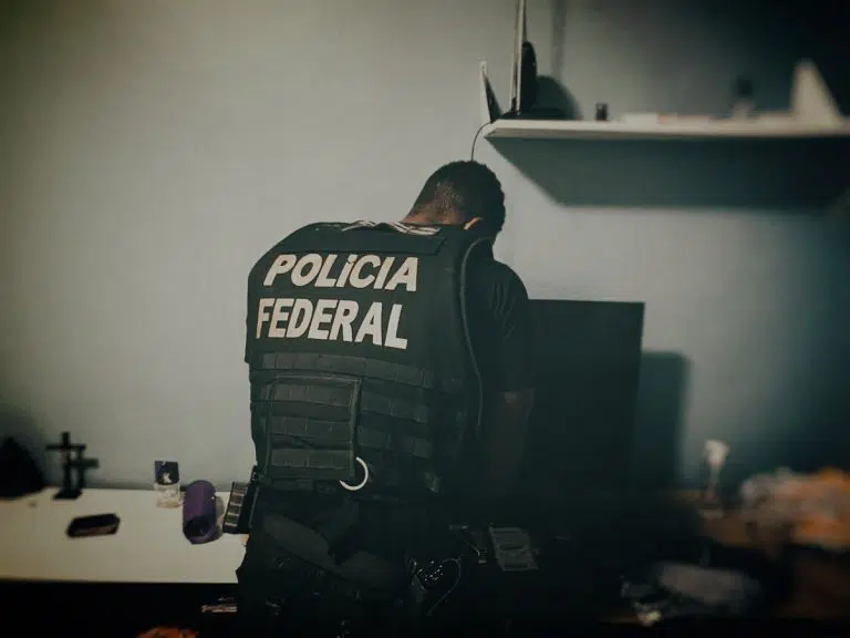 Policial Federal em busca por operação - Divulgação