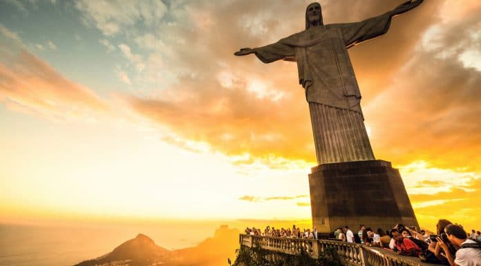 Pôr do sol no Cristo Redentor, cartão postal do Rio de Janeiro