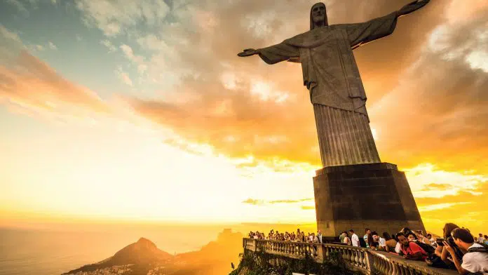Pôr do sol no Cristo Redentor, cartão postal do Rio de Janeiro