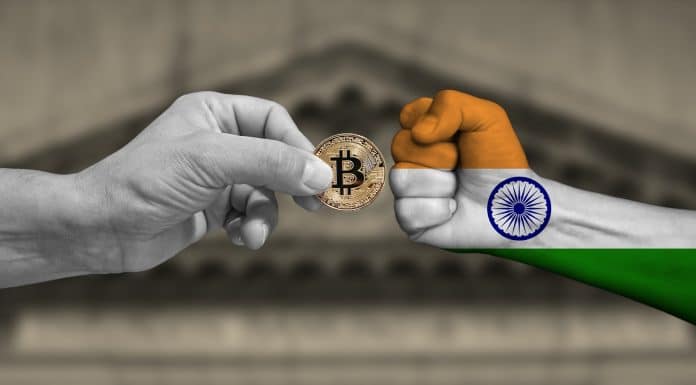 Punho cerrado com bandeira da Índia ao lado de mão com Bitcoin