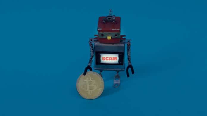 Robô próximo de bitcoin com placa de scam