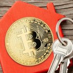 Símbolo de casa com Bitcoin próximo de chaves
