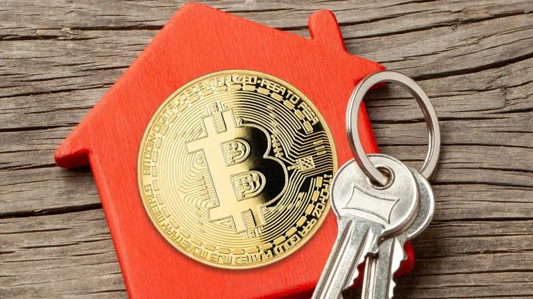 Símbolo de casa com Bitcoin próximo de chaves
