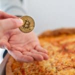 Transação de bitcoin próxima de pizza