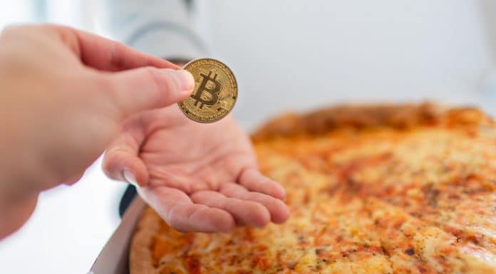 Transação de bitcoin próxima de pizza