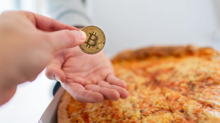 Transação de bitcoin próxima de pizza