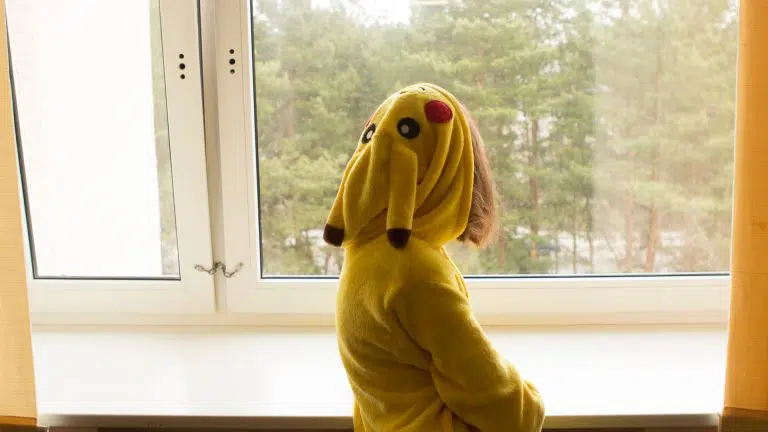 Uma criança triste vestida de pikachu, famoso personagem do Pokémon