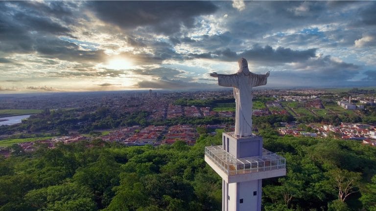 Vista aérea da entrada da cidade de Sertãozinho no estado de São Paulo