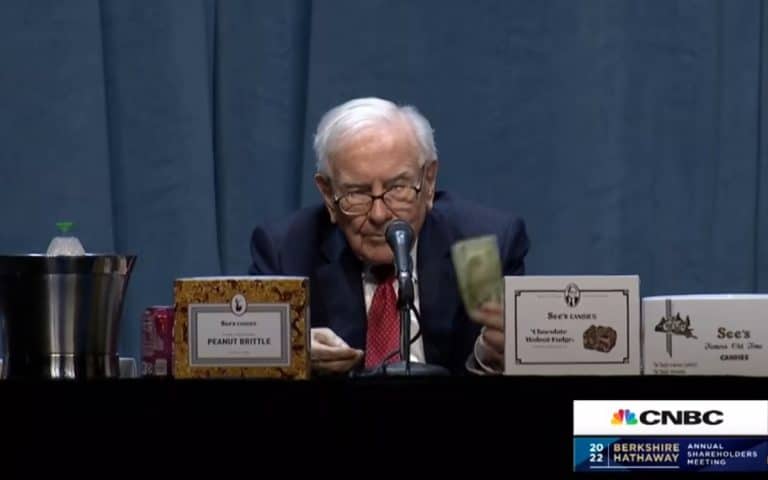 Warren Buffett segurando nota de Dólar e falando que não confia no bitcoin, que não é dinheiro