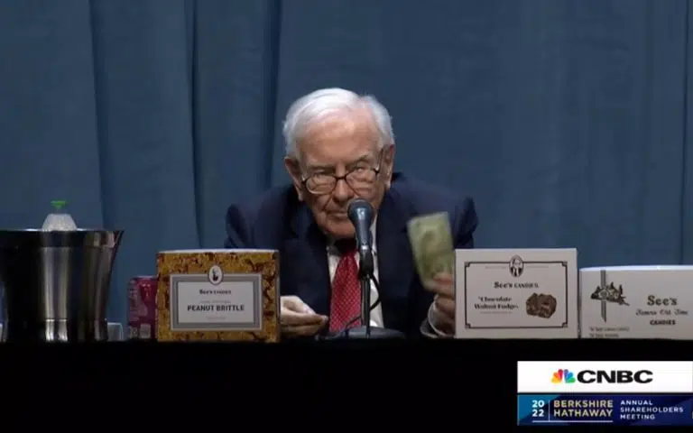 Warren Buffett segurando nota de Dólar e falando que não confia no bitcoin, que não é dinheiro