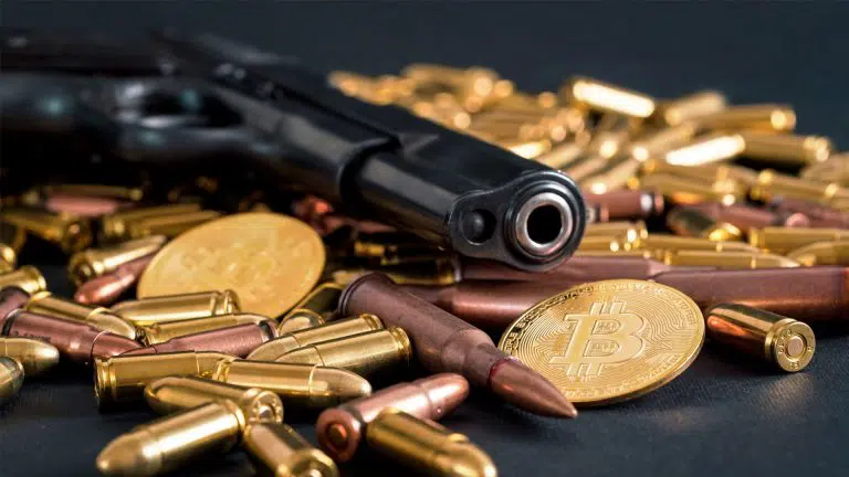 Moedas de Bitcoin, arma e munição.