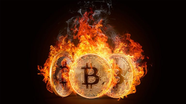 Moedas de Bitcoin pegando fogo.