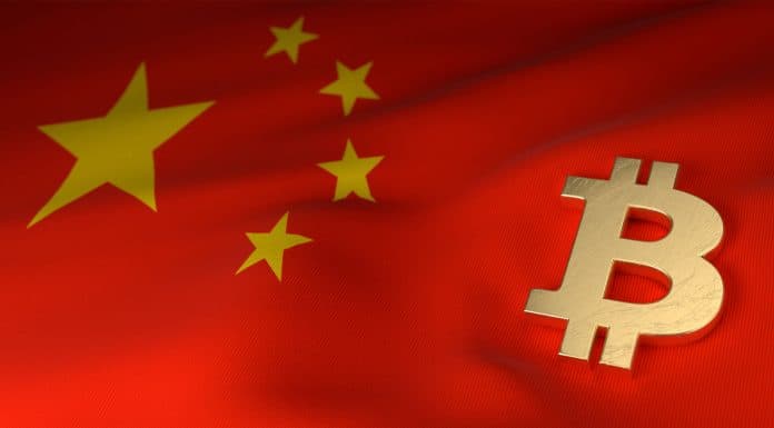 Logotipo do Bitcoin sobre bandeira da China.