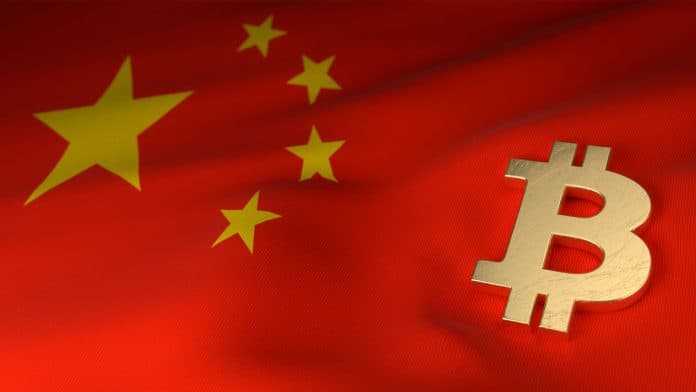 Logotipo do Bitcoin sobre bandeira da China.