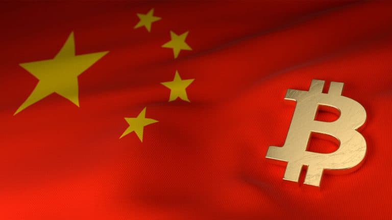 Logotipo do Bitcoin sobre bandeira da China.