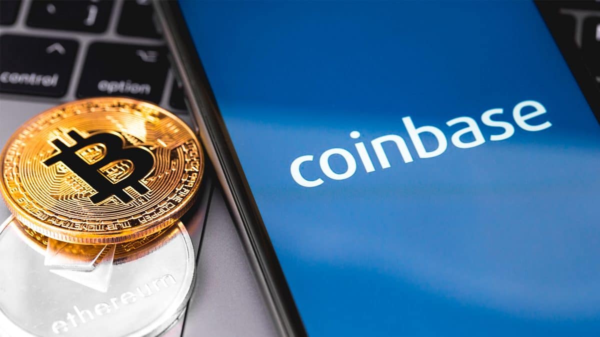 Logo da Coinbase em celular, ao lado de criptomoedas Bitcoin e Ethereum.