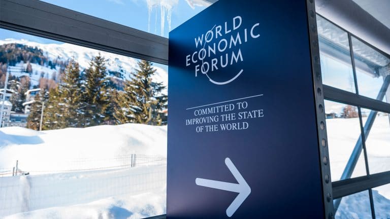 Placa do Fórum Econômico Mundial em Davos, na Suiça.