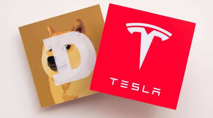 Logotipos da Dogecoin (DOGE) e da Tesla.