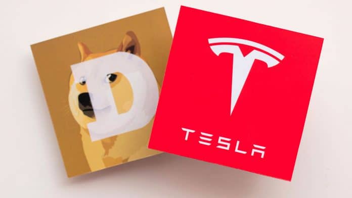 Logotipos da Dogecoin (DOGE) e da Tesla.