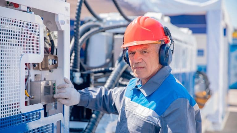 Engenheiro elétrico usando abafador de som.