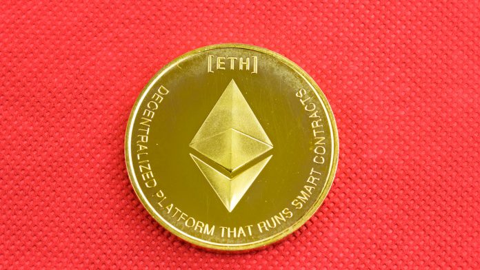 Moeda de Ethereum em fundo vermelho.