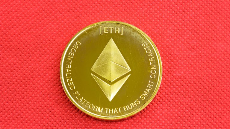 Moeda de Ethereum em fundo vermelho.