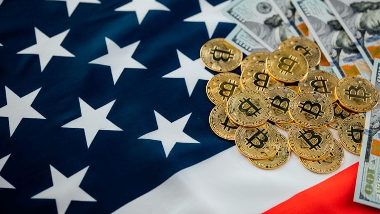 Bandeira dos EUA, moedas de Bitcoin e notas de dólar.